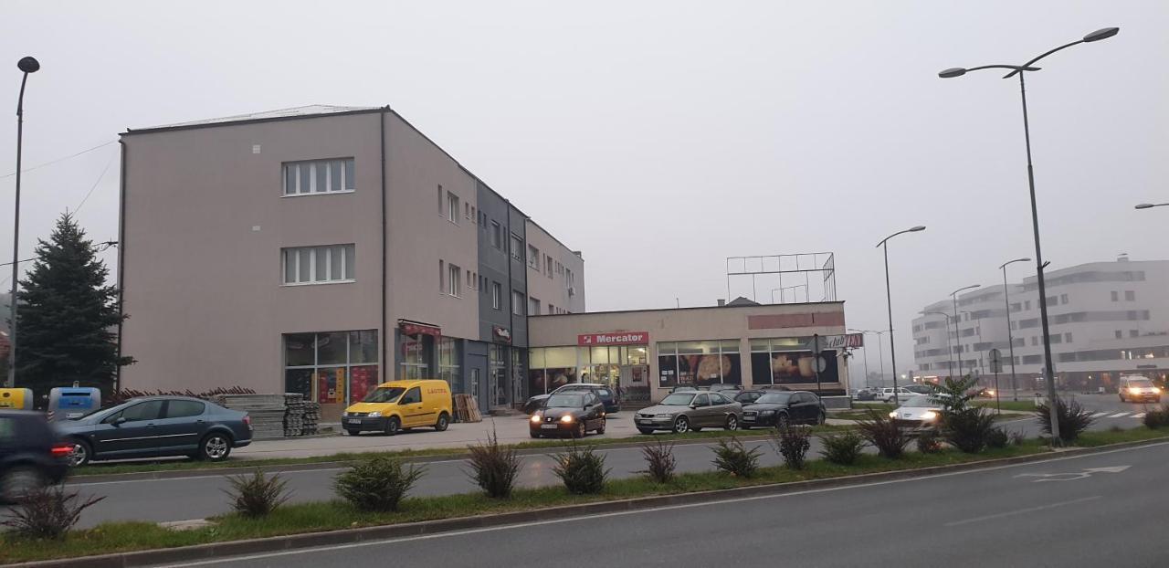 Ferienwohnung Trosoban Stan U Zenici Zenica Exterior foto